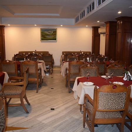 Hotel Vaibhav Varanasi Bagian luar foto