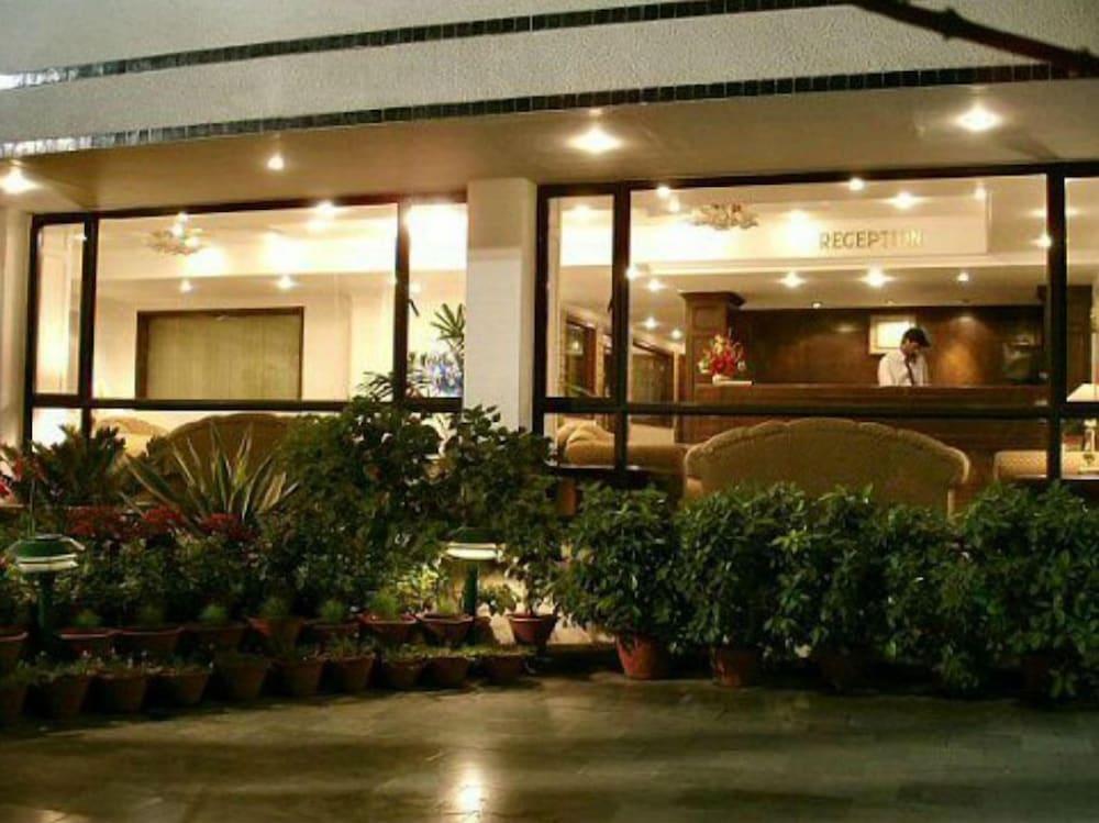 Hotel Vaibhav Varanasi Bagian luar foto