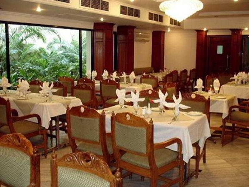 Hotel Vaibhav Varanasi Bagian luar foto