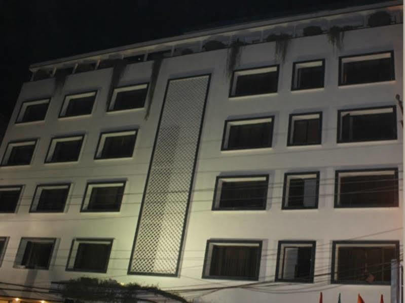 Hotel Vaibhav Varanasi Bagian luar foto