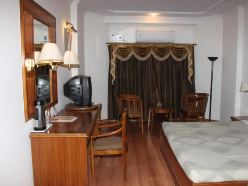 Hotel Vaibhav Varanasi Bagian luar foto