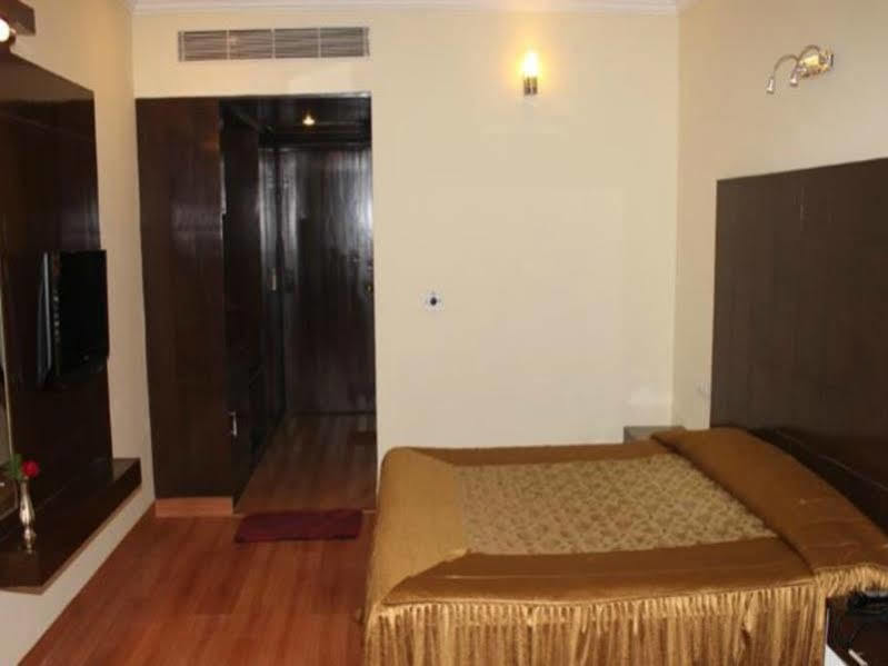 Hotel Vaibhav Varanasi Bagian luar foto