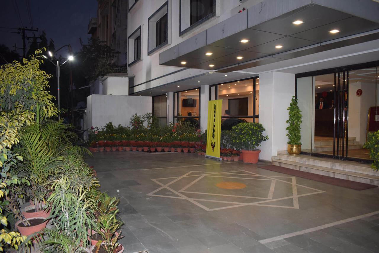 Hotel Vaibhav Varanasi Bagian luar foto