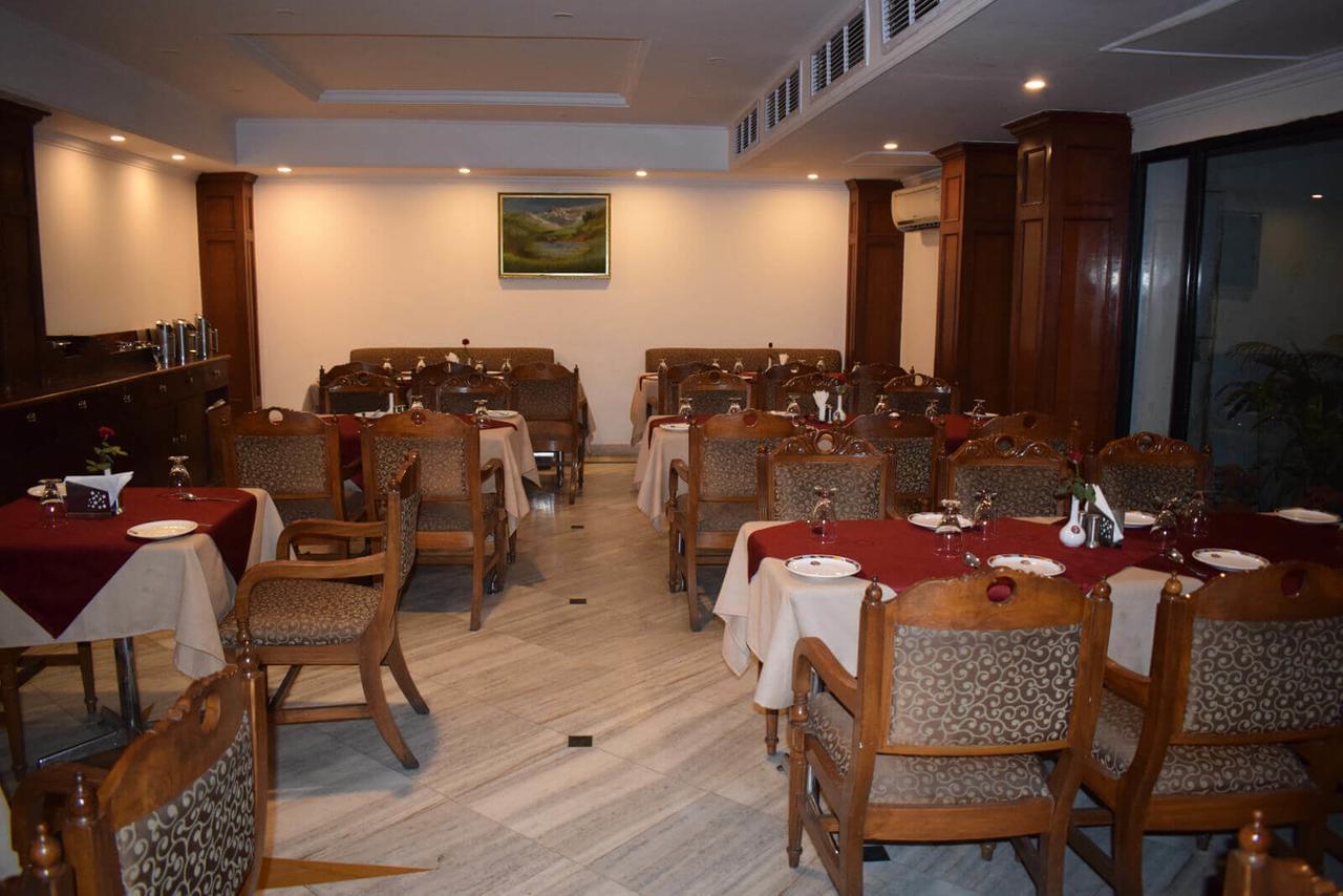 Hotel Vaibhav Varanasi Bagian luar foto