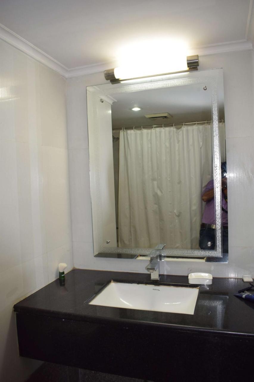 Hotel Vaibhav Varanasi Bagian luar foto